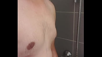 Qui me rejoins pour une petite douche après mon sport bon réveil à vous