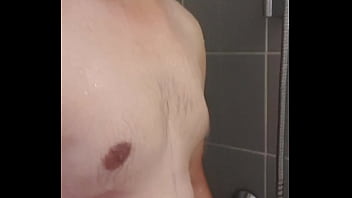 Qui me rejoins pour une petite douche après mon sport bon réveil à vous