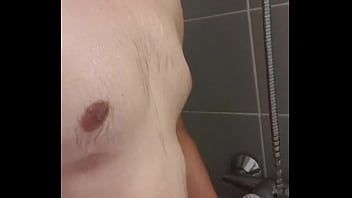 Qui me rejoins pour une petite douche après mon sport bon réveil à vous