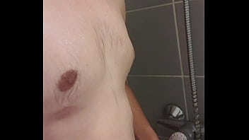 Qui me rejoins pour une petite douche après mon sport bon réveil à vous