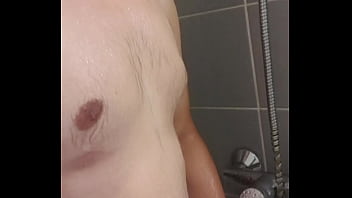 Qui me rejoins pour une petite douche après mon sport bon réveil à vous