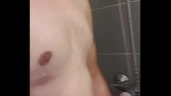 Qui me rejoins pour une petite douche après mon sport bon réveil à vous