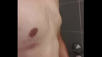 Qui me rejoins pour une petite douche après mon sport bon réveil à vous