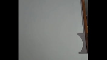 Minha buceta está tão inchada que o biquíni ficou pequeno