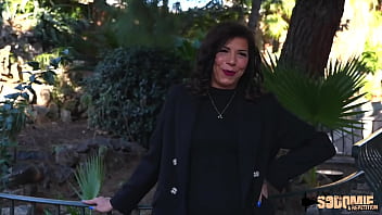 Gwen reine du sexe encaisse une belle bite