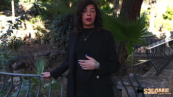 Gwen reine du sexe encaisse une belle bite