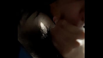 Chica chupando verga