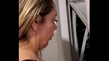 Loira fatal e negão implacável alerta de perigo e desejo no ar