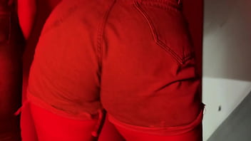 Su amiga nos graba en un depósito con luces rojas mientras la garcho duro y le lleno el culo de leche