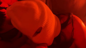 Su amiga nos graba en un depósito con luces rojas mientras la garcho duro y le lleno el culo de leche