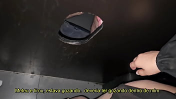 Glory hole me diverti na cabine com muitas gozadas