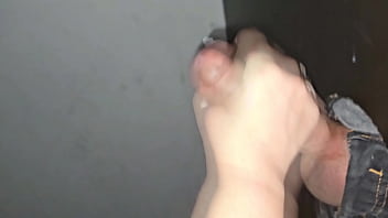 Glory hole me diverti na cabine com muitas gozadas