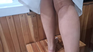 Meu roupão molhado de tesão gozei com a porra escorrendo na bucetinha