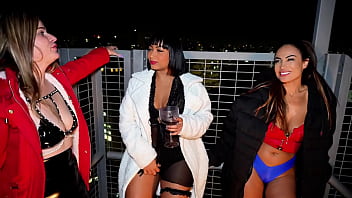 Free 3 slutty milfs and 2 big cocks join in an animated orgy