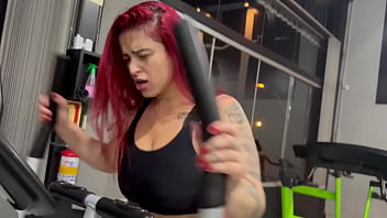 A gostosa suada da academia se masturba e é pega no banho por macho tarado completo