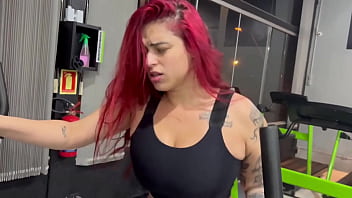 A gostosa suada da academia se masturba e é pega no banho por macho tarado completo