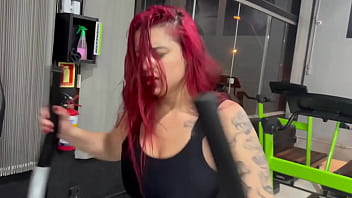 A gostosa suada da academia se masturba e é pega no banho por macho tarado completo