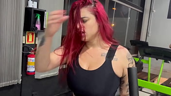 A gostosa suada da academia se masturba e é pega no banho por macho tarado completo