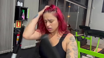 A gostosa suada da academia se masturba e é pega no banho por macho tarado completo