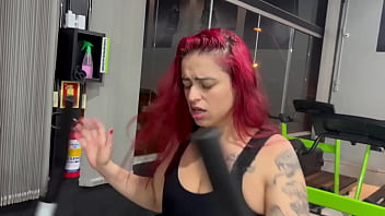 A gostosa suada da academia se masturba e é pega no banho por macho tarado completo