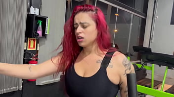 A gostosa suada da academia se masturba e é pega no banho por macho tarado completo