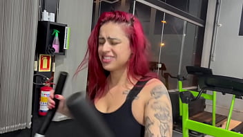 A gostosa suada da academia se masturba e é pega no banho por macho tarado completo