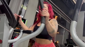 A gostosa suada da academia se masturba e é pega no banho por macho tarado completo