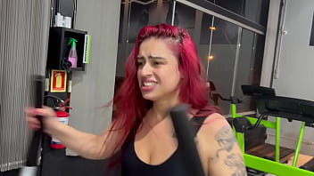 A gostosa suada da academia se masturba e é pega no banho por macho tarado completo