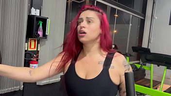 A gostosa suada da academia se masturba e é pega no banho por macho tarado completo