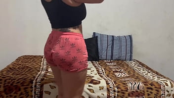 A gostosa suada da academia se masturba e é pega no banho por macho tarado completo