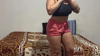 A gostosa suada da academia se masturba e é pega no banho por macho tarado completo