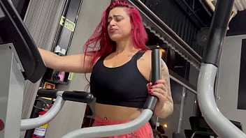 A gostosa suada da academia se masturba e é pega no banho por macho tarado completo