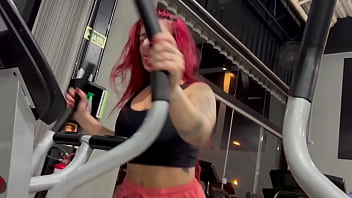 A gostosa suada da academia se masturba e é pega no banho por macho tarado completo