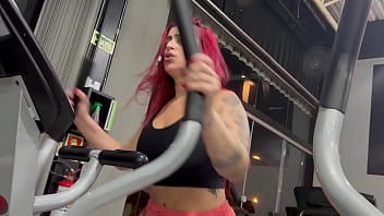 A gostosa suada da academia se masturba e é pega no banho por macho tarado completo