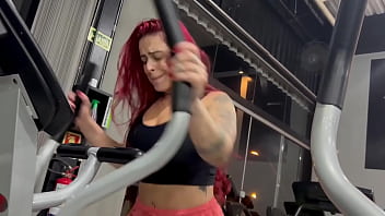 A gostosa suada da academia se masturba e é pega no banho por macho tarado completo