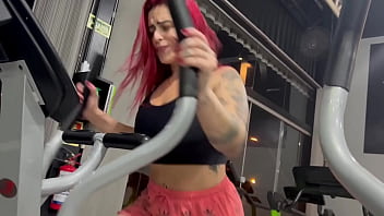 A gostosa suada da academia se masturba e é pega no banho por macho tarado completo