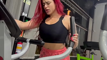 A gostosa suada da academia se masturba e é pega no banho por macho tarado completo