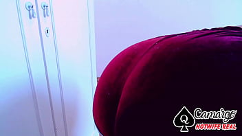 Esposa hotwife dançando com seu bumbum gigante
