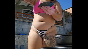 Tô Aqui Passando óleo Nas Panelas Mas Eu Queria Era Sentir Uma Rola Grande E Grossa thumbnail