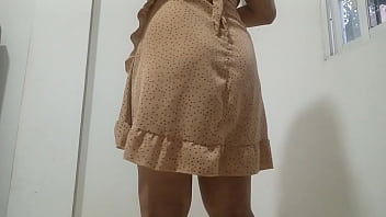 Hijastra limpia su casa para la llegada del padrastro bandida enseña su coño y sus tetas mientras limpia