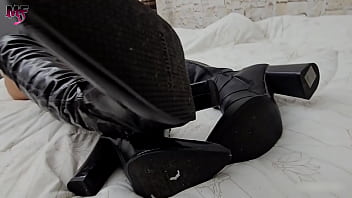 Kisses girls in boots two sexy ladies in leather boots