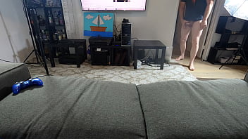 Gamer nerd get head from tattooed slut