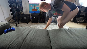 Gamer nerd get head from tattooed slut