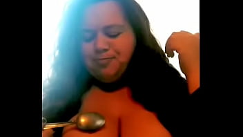 Le muestro lo rico que son mis tetas a mi amado