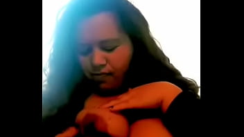 Le muestro lo rico que son mis tetas a mi amado