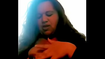 Le muestro lo rico que son mis tetas a mi amado