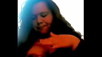 Le muestro lo rico que son mis tetas a mi amado