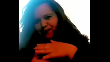 Le muestro lo rico que son mis tetas a mi amado