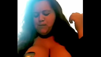 Le muestro lo rico que son mis tetas a mi amado
