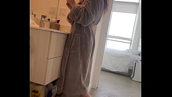 Lacy lennon gets horny while bathing